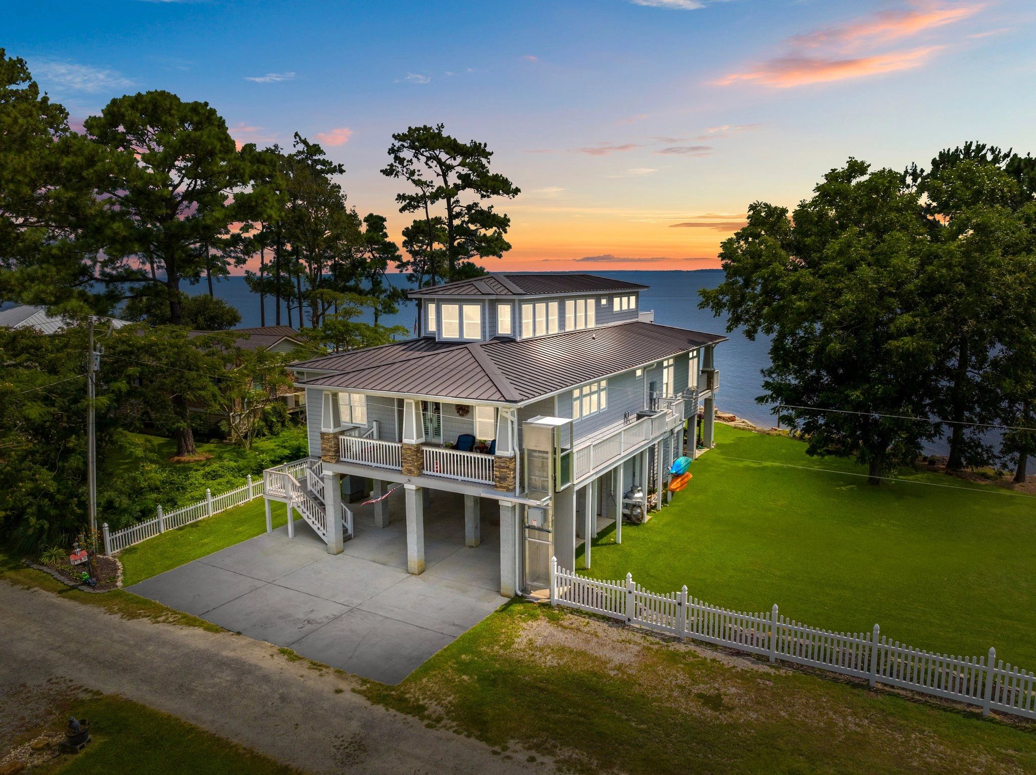 Executive Home Sales & Management : Melanie Gates logo